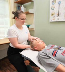 fysioterapeutti tekemässä kraniosakraaliterapiaa asiakkaalle